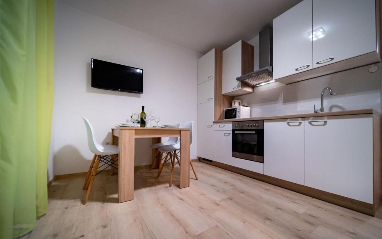 Apartments Arbis لوبار المظهر الخارجي الصورة